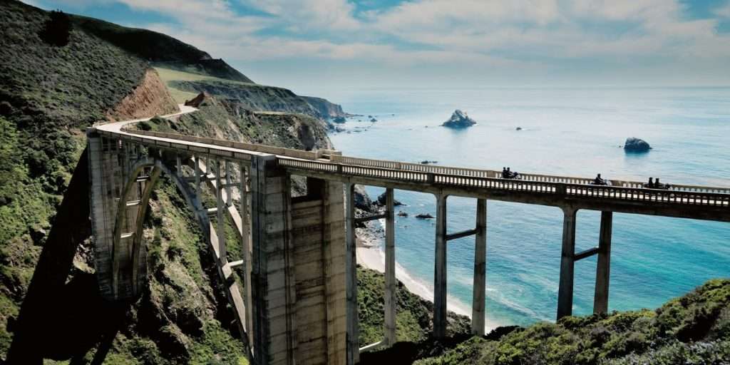 questa è l'immagine che ho scelto per la sezione del viaggio della vita del mio articolo su come viaggeremo quando torneremo a viaggiare: una strada a strapiombo sull'oceano