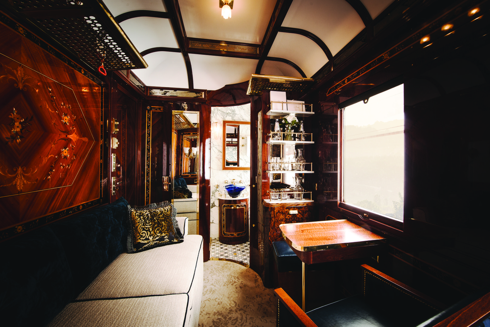 Venice Simplon Orient Express: suite con lavabo blu
