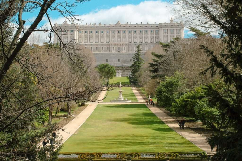 cosa fare e vedere a Madrid: vista Palazzo Reale da Campo del Moro