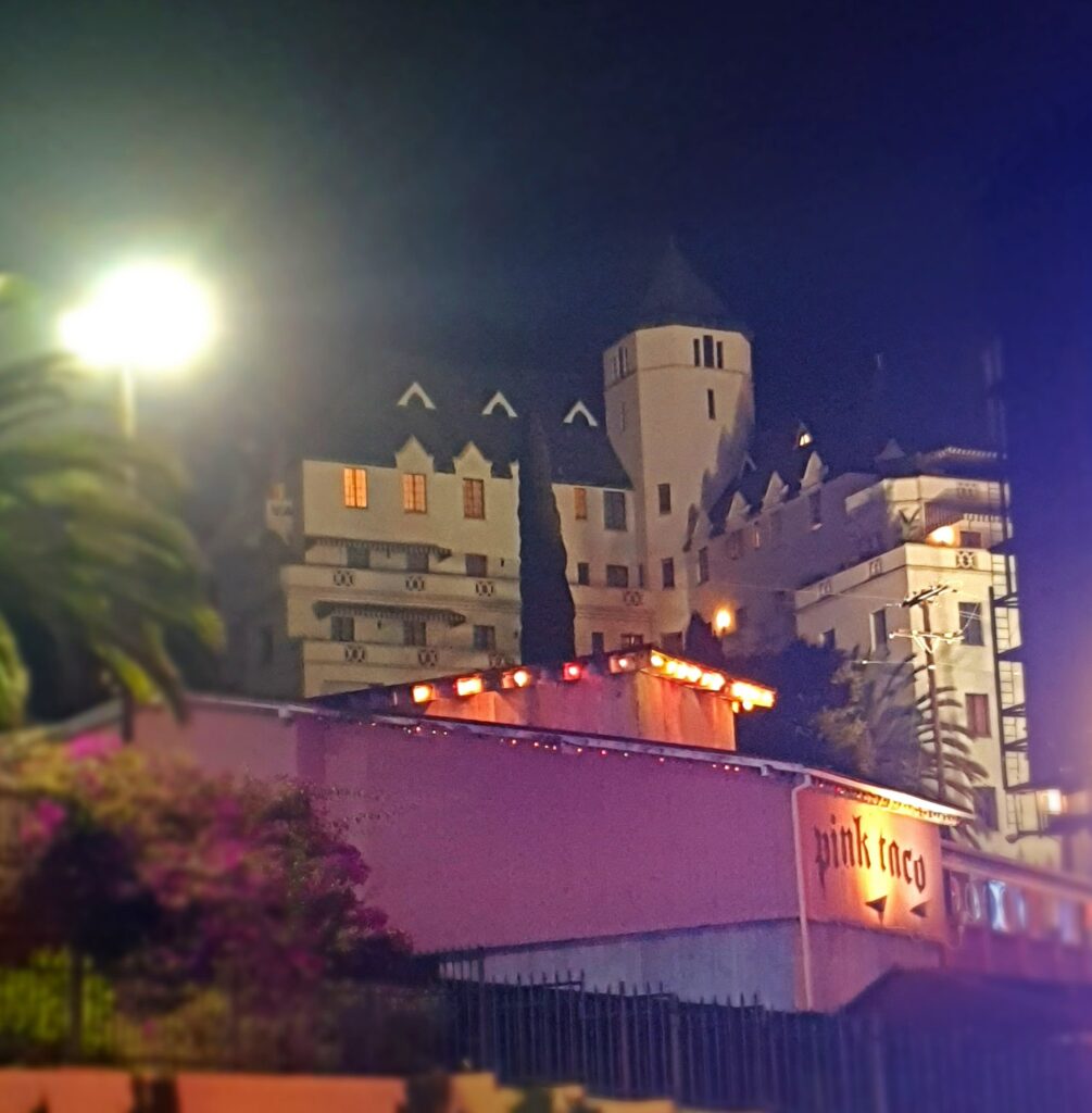 Facciata esterna dello storico hotel Chateau Marmont, una leggenda della Los Angeles del cinema, sulla Sunset Strip