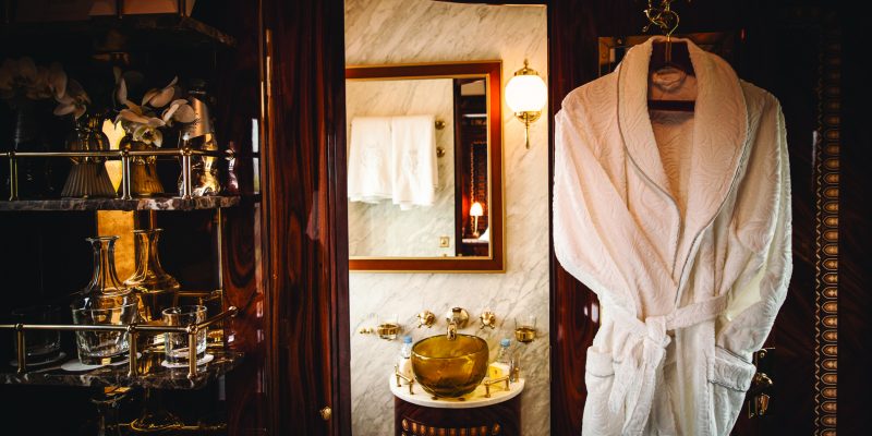 Venice Simplon Orient Express: dettaglio suite con morbido accappatoio