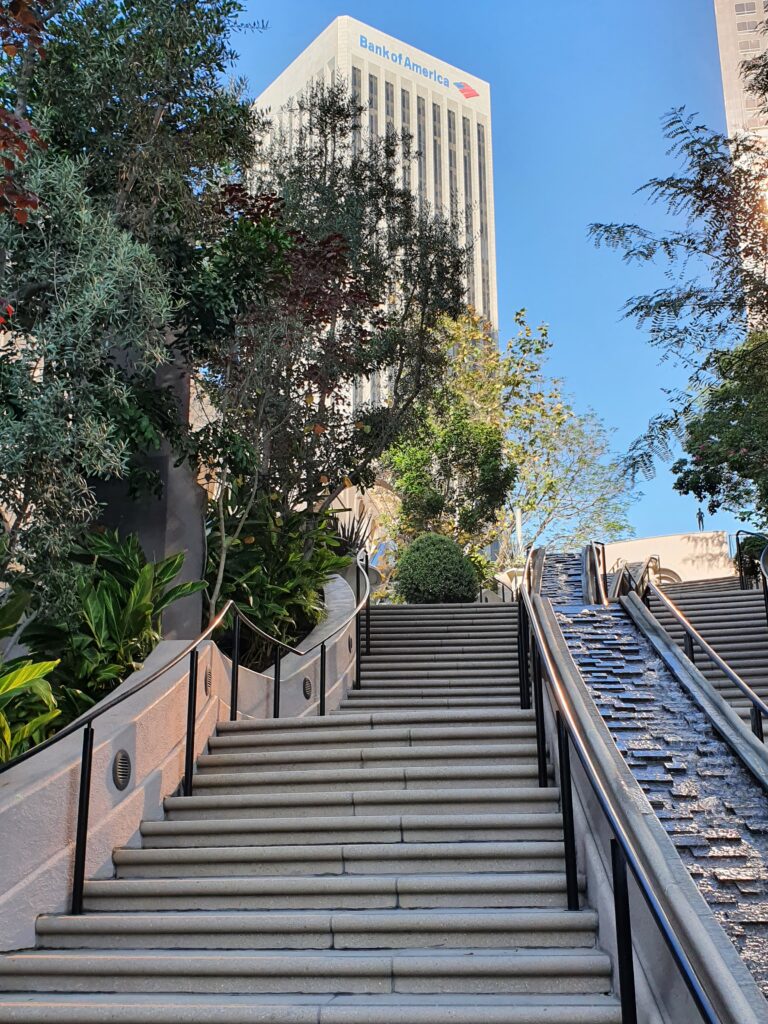 La grande scalinata all'aperto Bunker Hill Steps che collega i grattacieli della parte alta di Downtown Los Angeles alla strada sottostante.