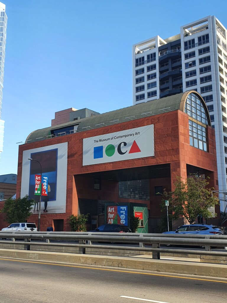 Ingresso dell'edificio in mattoni rossi del MOCA, il Museo d'Arte Contemporanea di Los Angeles a Bunker Hill.