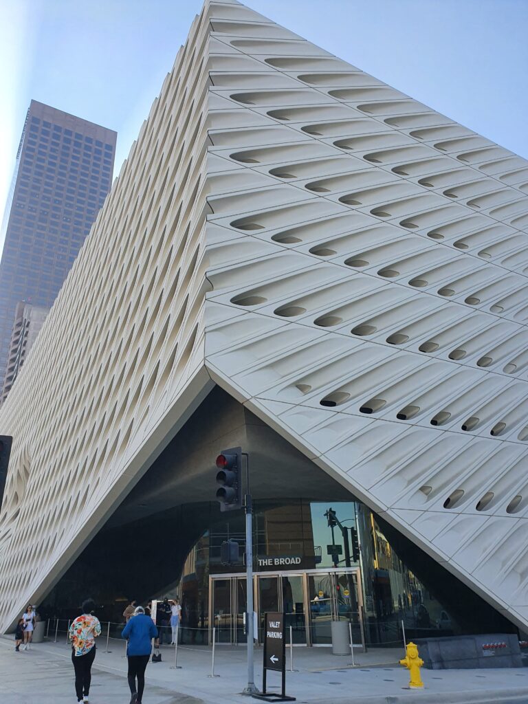 Ingresso principale e facciata a nido d'ape del museo d'arte contemporanea The Broad a Downtown Los Angeles.
