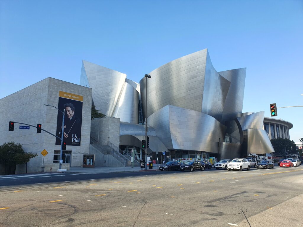 Esterno della Walt Disney Concert Hall a Bunker Hill, Downtown Los Angeles, con i suoi pannelli in acciaio inossidabile riflettente.