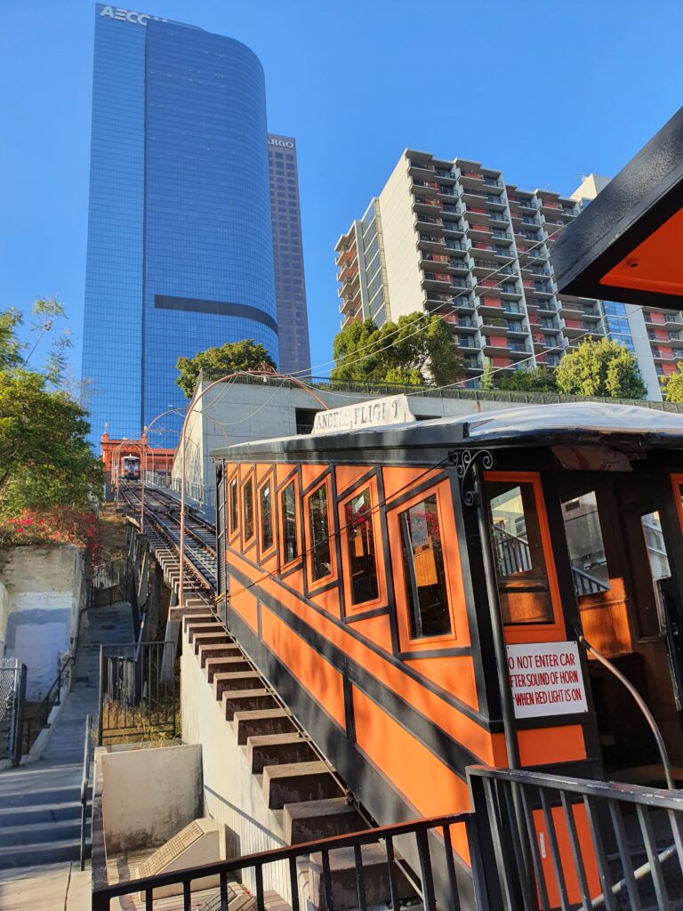 I vagoni storici arancioni e neri della funicolare Angels Flight Railway in funzione a Bunker Hill, Los Angeles.