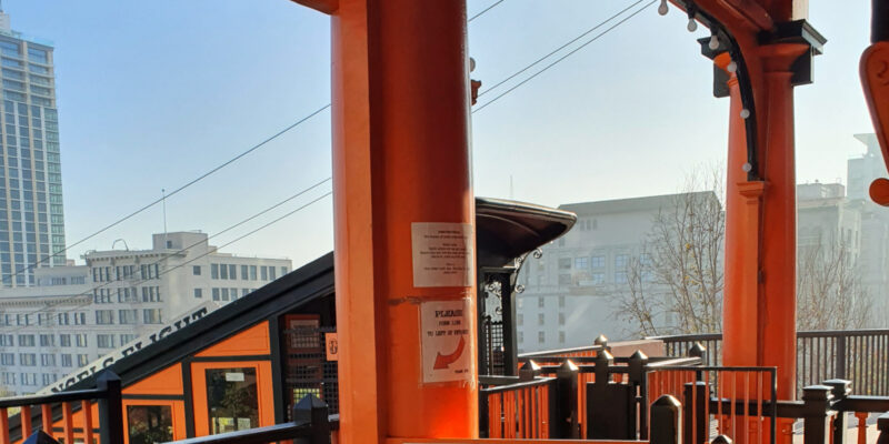 Funicolare arancione Angels Flight a Downtown Los Angeles, punto di partenza dell'itinerario a piedi