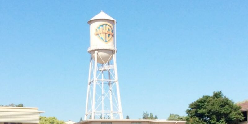 L'iconica torre dell'acqua con il logo Warner Bros. Studios a Burbank durante un tour degli studios di Los Angeles.